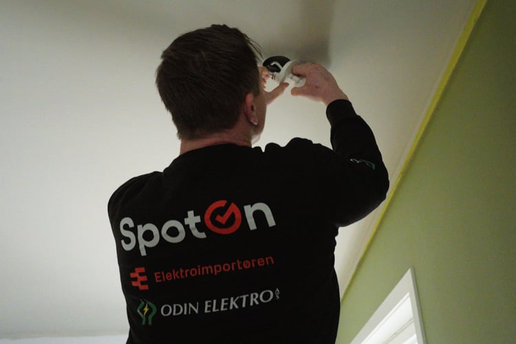 Spoton ved Odin elektro monterer Pluto spott